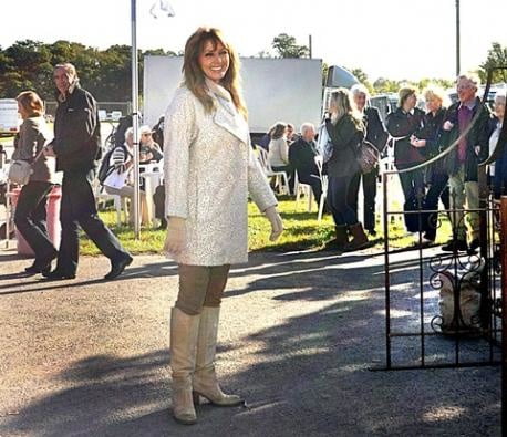 Carol vorderman con botas no.7
 #103653552