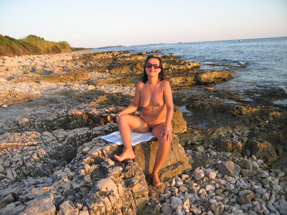 Pareja nudista desnuda en vacaciones
 #91061668