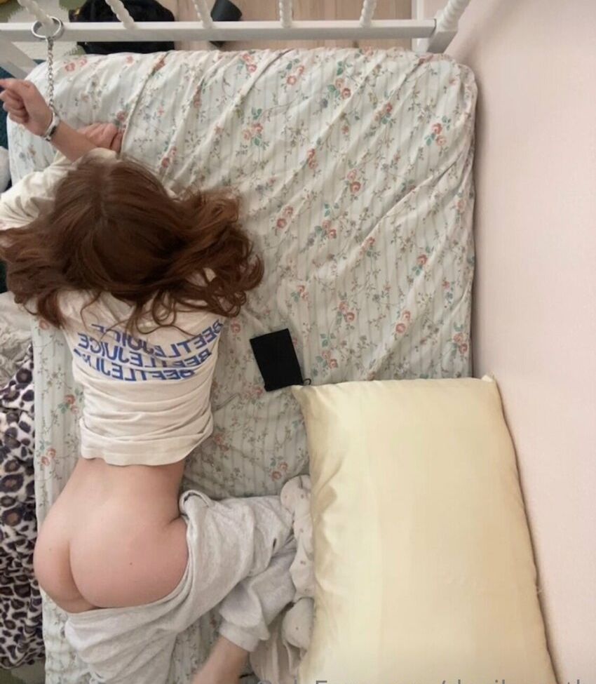 Docile Moth desnuda #109870950