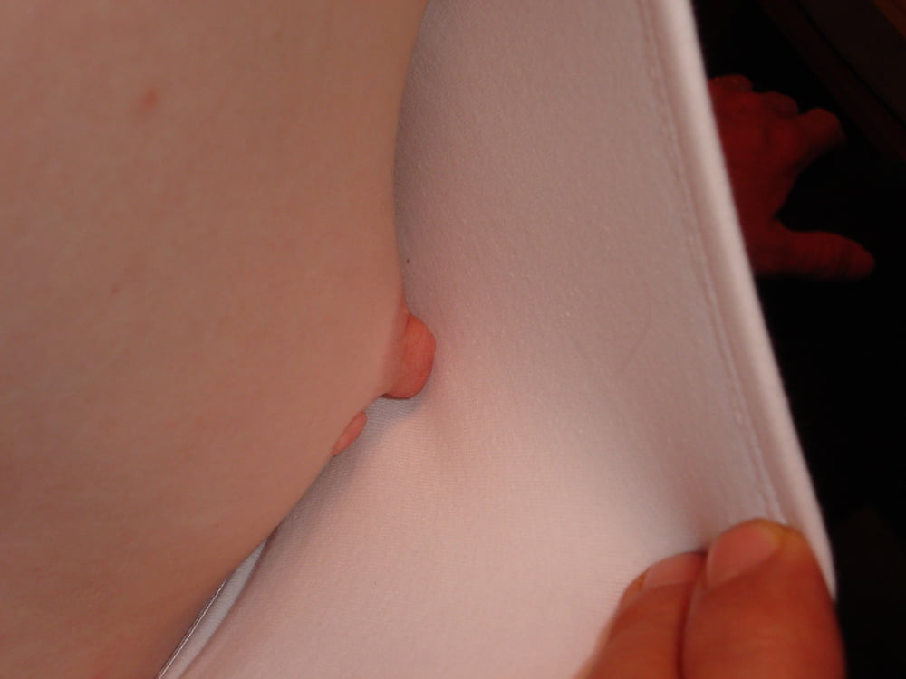 私の妻の可愛い硬い乳首と小さなおっぱい
 #102917196