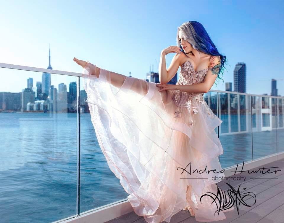 Alissa White-Gluz jerk material #95903124