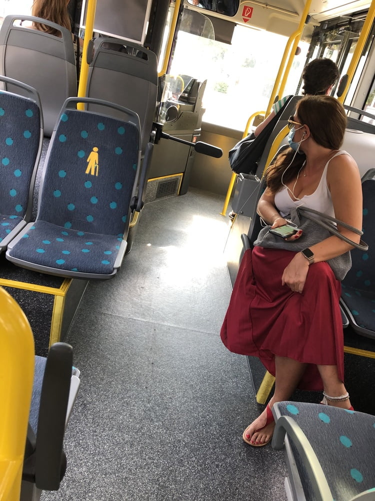 Riesige Titten in frankfurter Buslinie 39
 #81814879