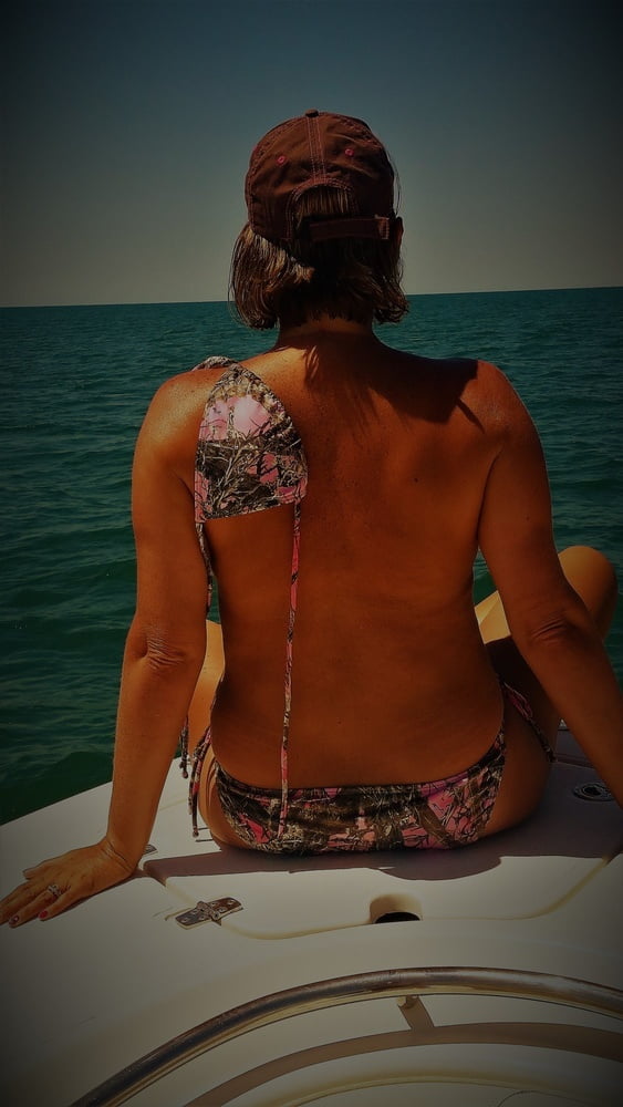 Caliente milf bikini sc pesca en un barco
 #99094524