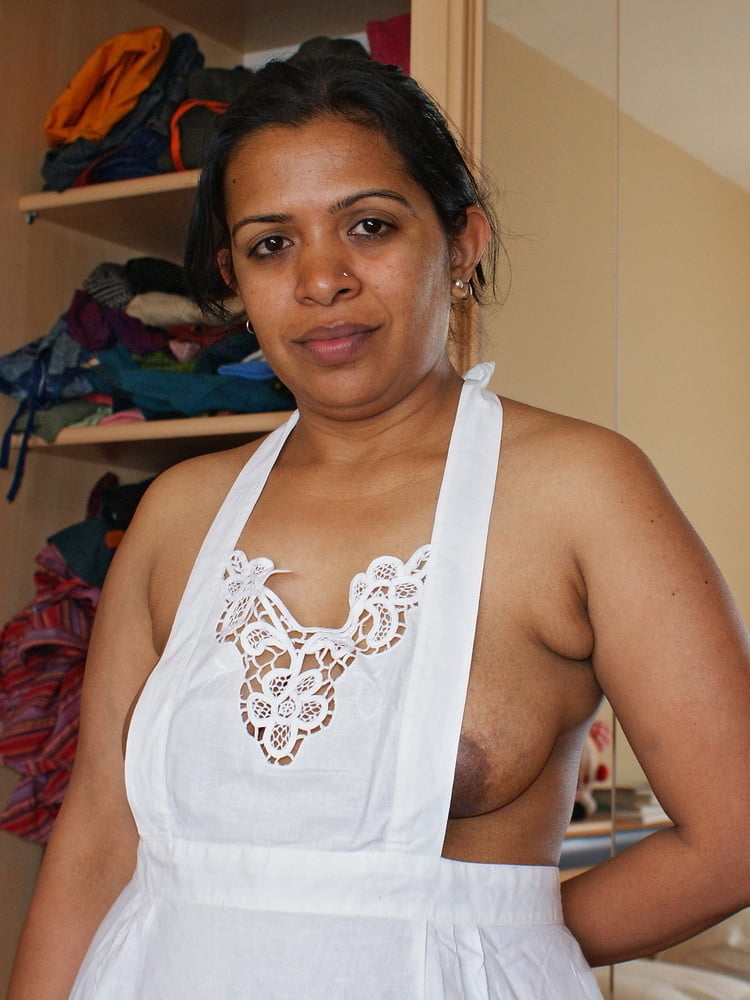 Reife indische Rahee trägt Kochschürze
 #88506911