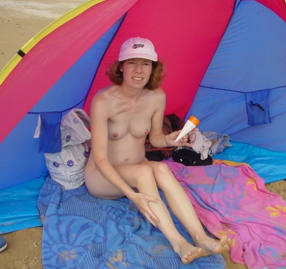 Felice coppia nudista nuda sulla spiaggia fkk
 #99951723