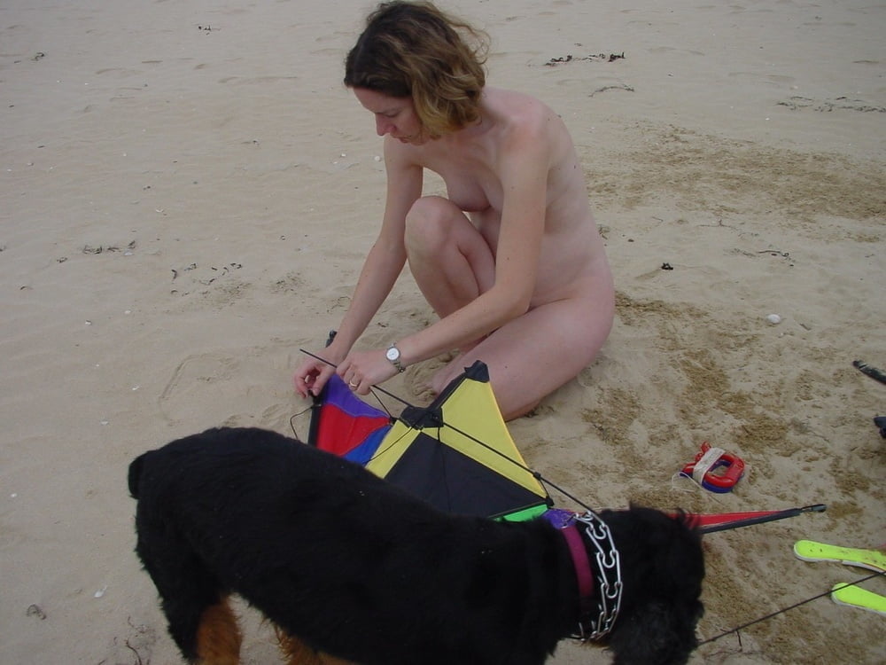 Felice coppia nudista nuda sulla spiaggia fkk
 #99951749