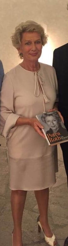 Acabo de descubrir a petra roth
 #88912643