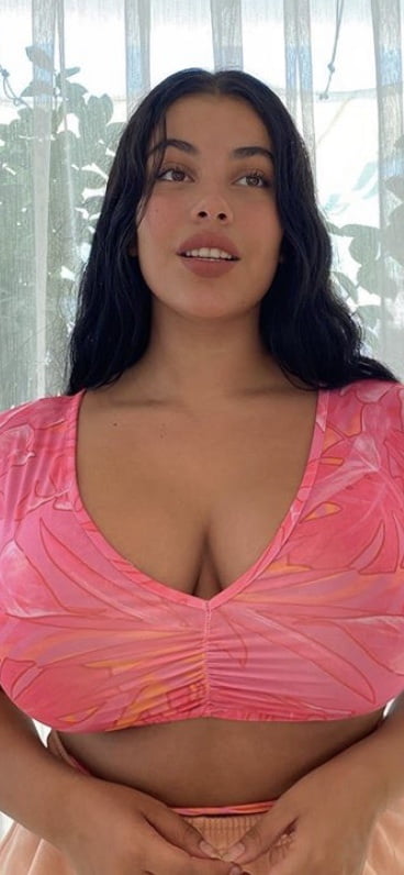 Busty insta beauté avec des seins massifs
 #90300781