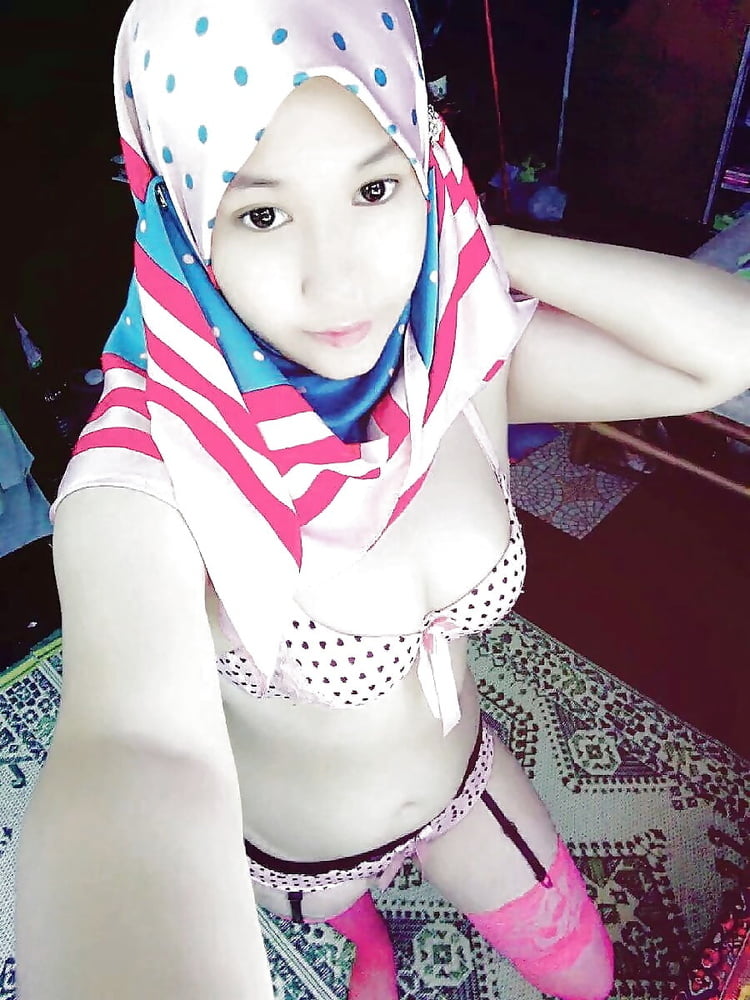 Malaysisches Hijab-Mädchen 1
 #99860845