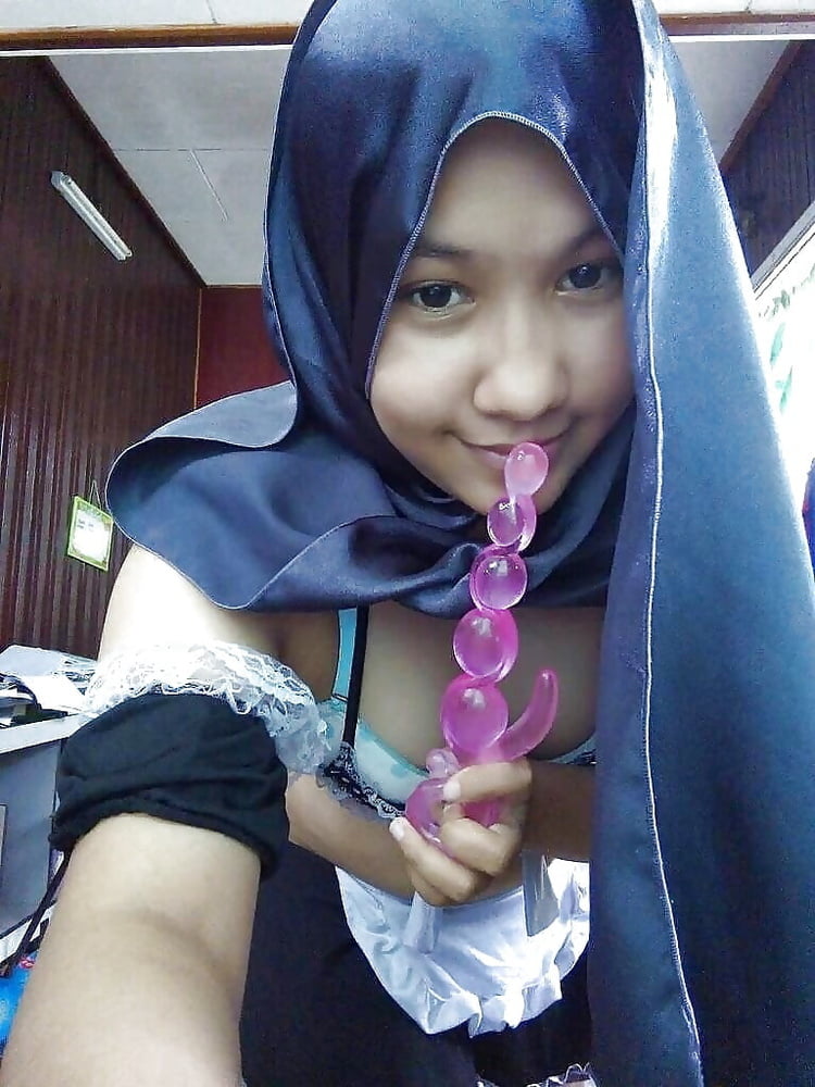Malaysisches Hijab-Mädchen 1
 #99860850