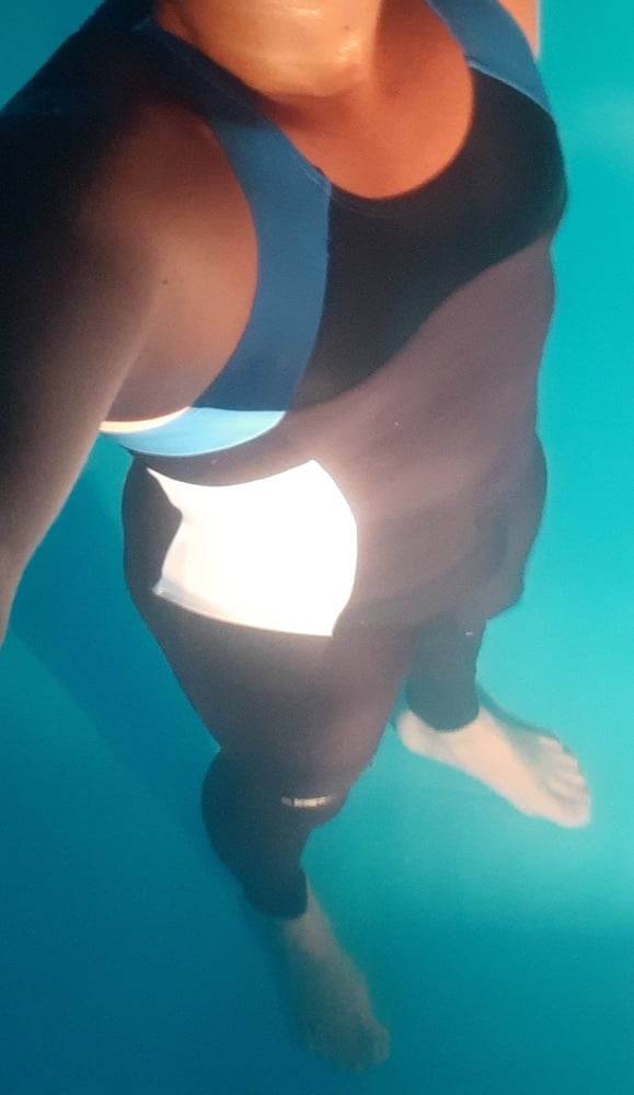 Im Alex Swimsuit und Leggings im Pool #106861540