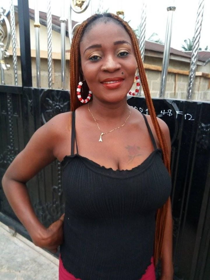 Ella aus nigeria entblößt große Titten
 #94299196