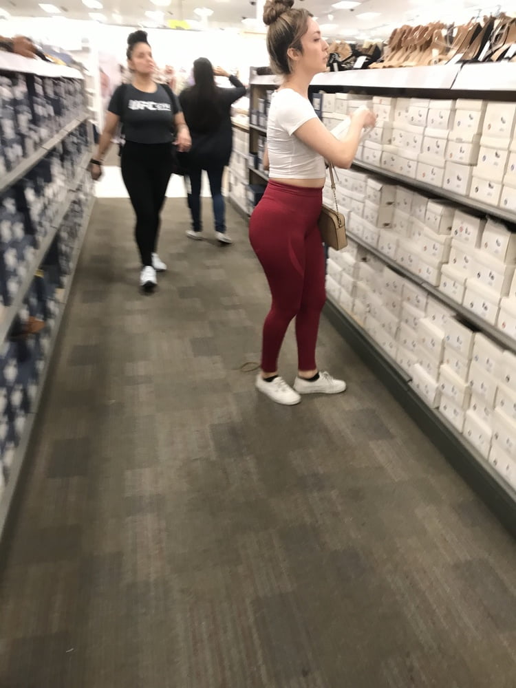 Fat booty latina en leggings rouges
 #103939628