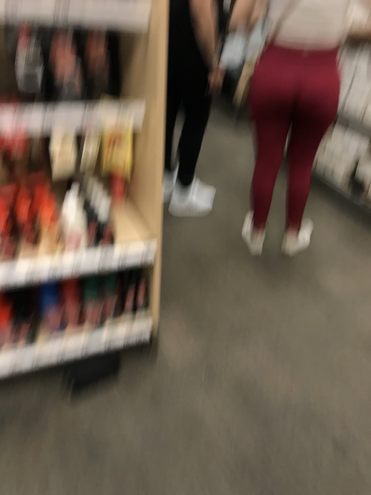 Fat booty latina en leggings rouges
 #103939634