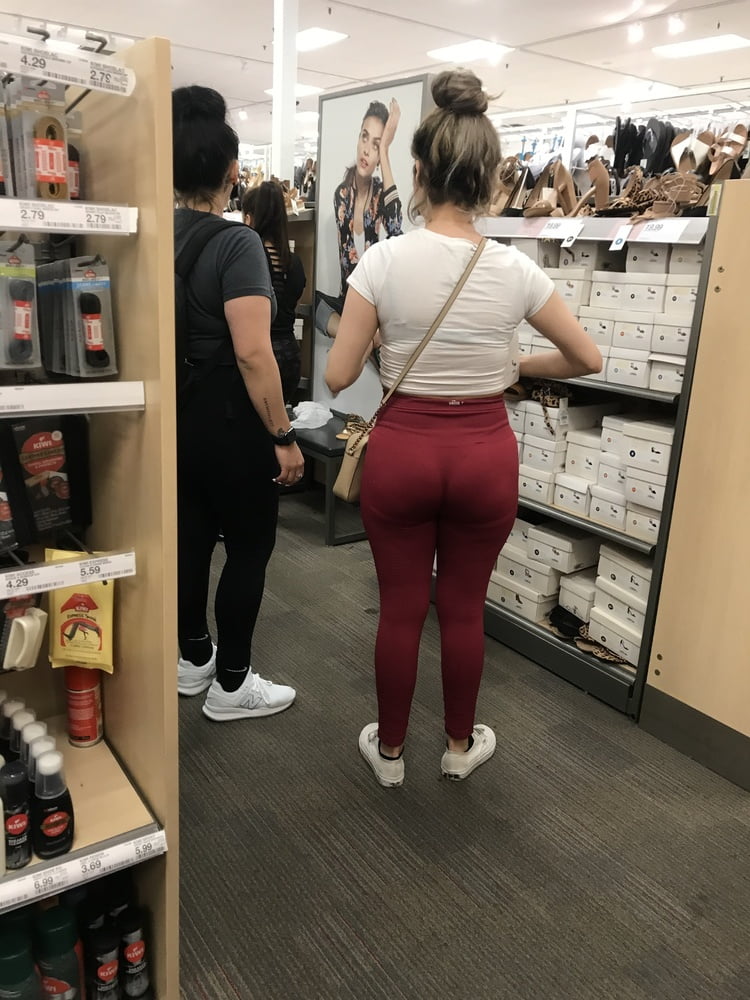 Fat booty latina en leggings rouges
 #103939637