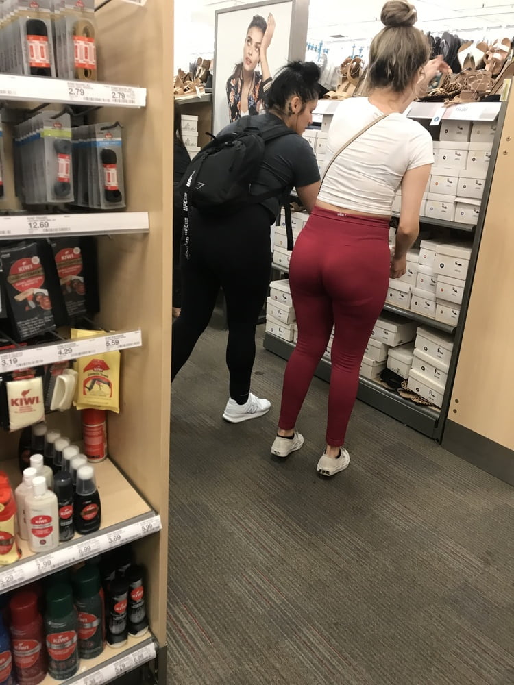 Fat booty latina en leggings rouges
 #103939641