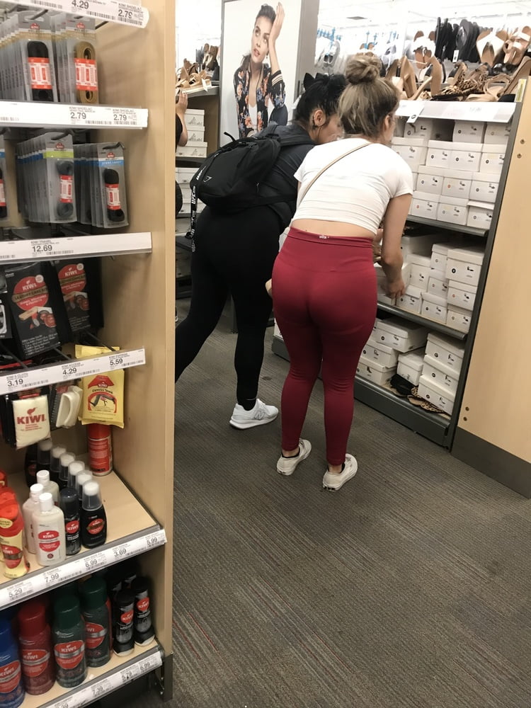 Fat booty latina en leggings rouges
 #103939644