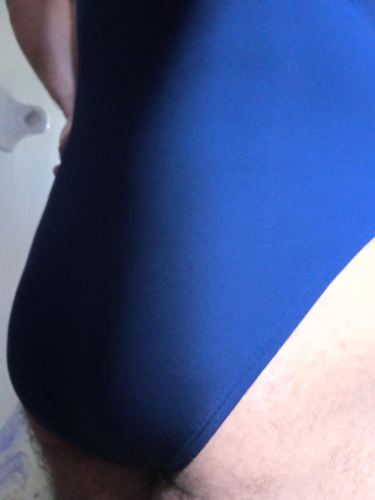 女性の青いレオタード
 #87663462