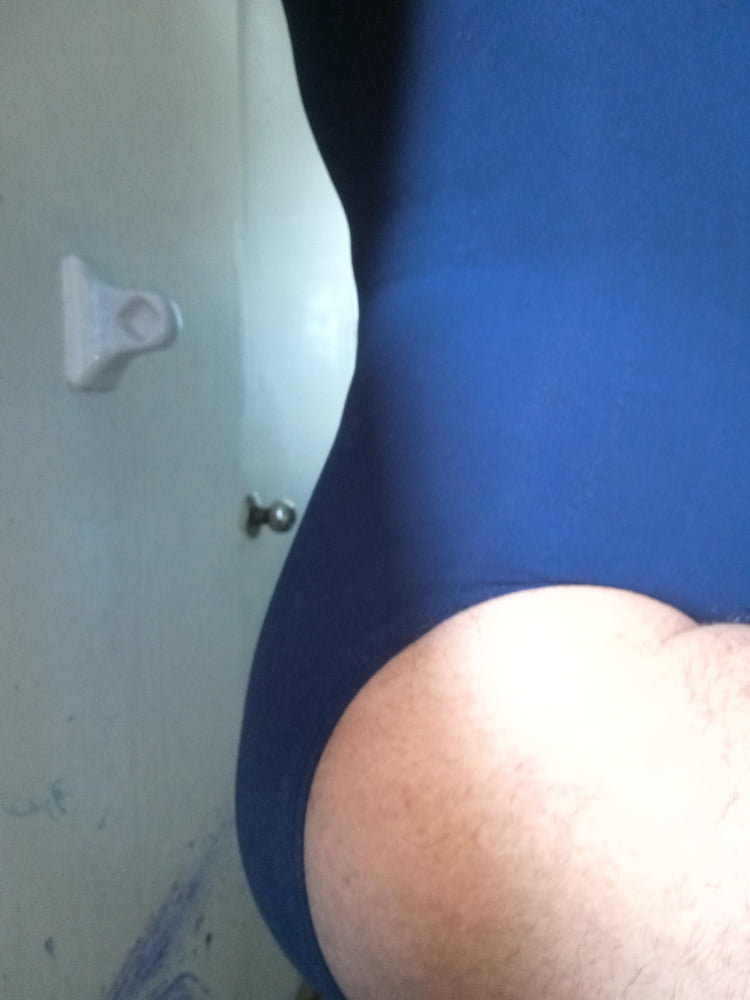 女性の青いレオタード
 #87663471