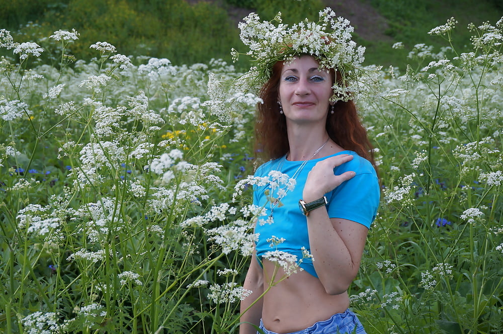 Mi esposa en flores blancas (cerca de Moscú)
 #106738491