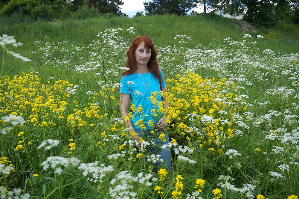 Mi esposa en flores blancas (cerca de Moscú)
 #106738494