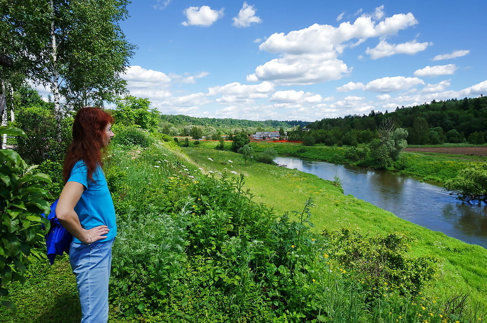 Ma femme en fleurs blanches (près de moscou)
 #106738502