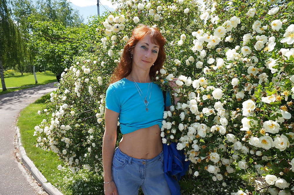 Mi esposa en flores blancas (cerca de Moscú)
 #106738517