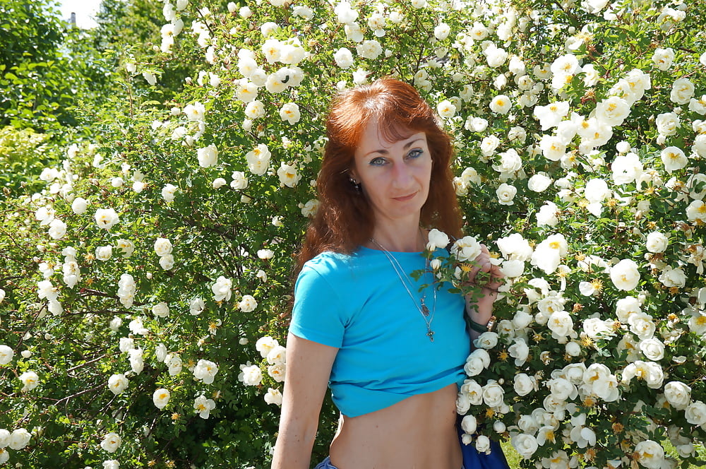 Mi esposa en flores blancas (cerca de Moscú)
 #106738520