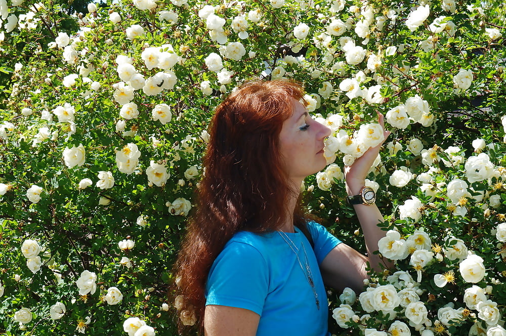 Ma femme en fleurs blanches (près de moscou)
 #106738527