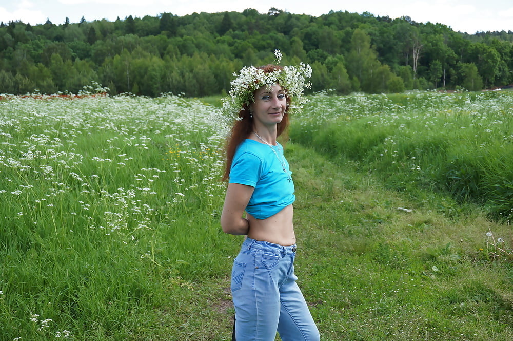 Mi esposa en flores blancas (cerca de Moscú)
 #106738529