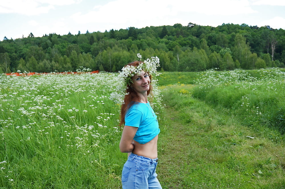 Mi esposa en flores blancas (cerca de Moscú)
 #106738533