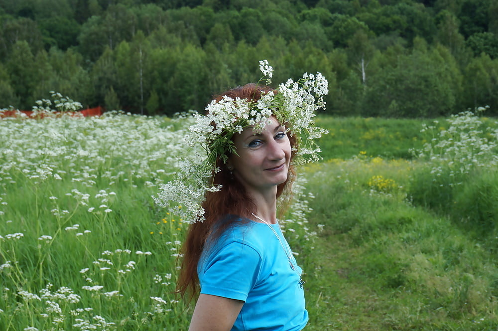 Mi esposa en flores blancas (cerca de Moscú)
 #106738536