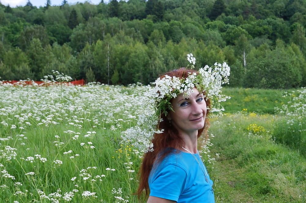 Mi esposa en flores blancas (cerca de Moscú)
 #106738538