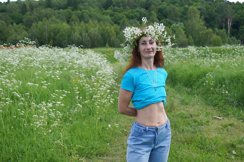 Mi esposa en flores blancas (cerca de Moscú)
 #106738544