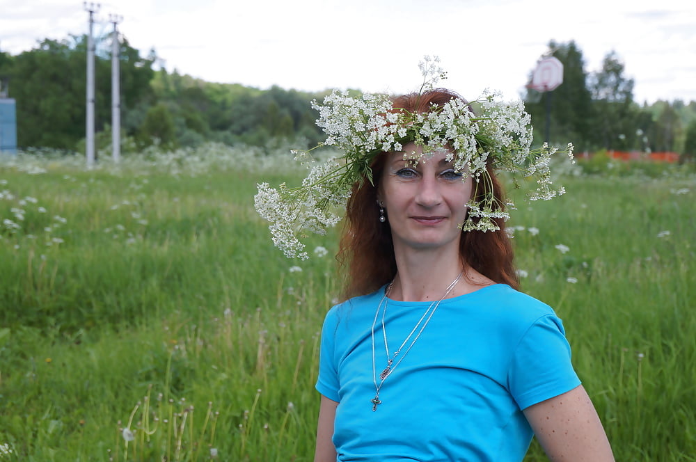 Ma femme en fleurs blanches (près de moscou)
 #106738550