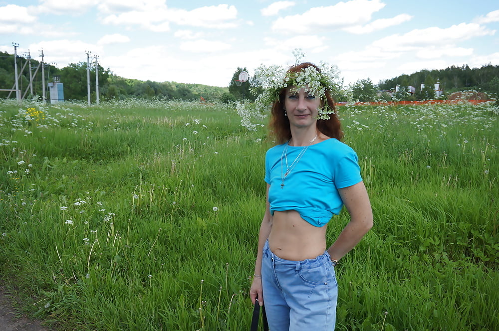 Mi esposa en flores blancas (cerca de Moscú)
 #106738553