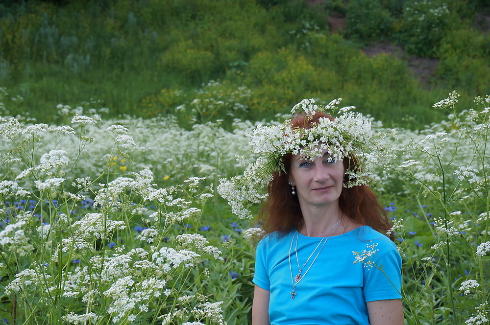 Ma femme en fleurs blanches (près de moscou)
 #106738554