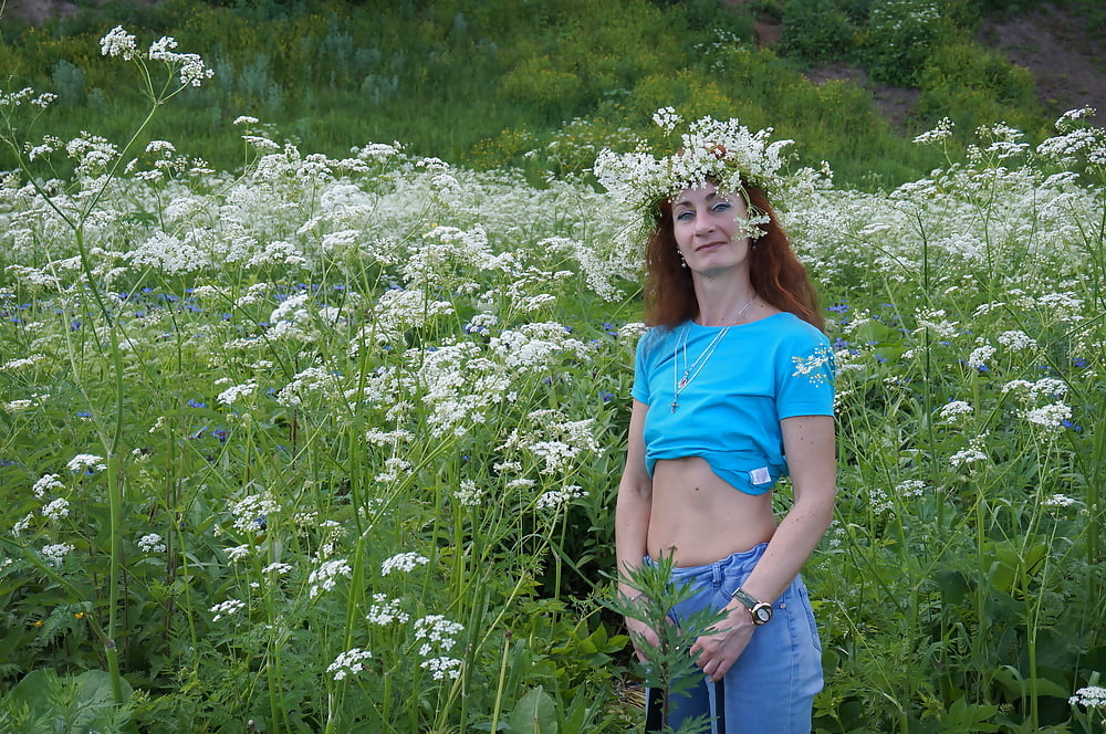 Mi esposa en flores blancas (cerca de Moscú)
 #106738556