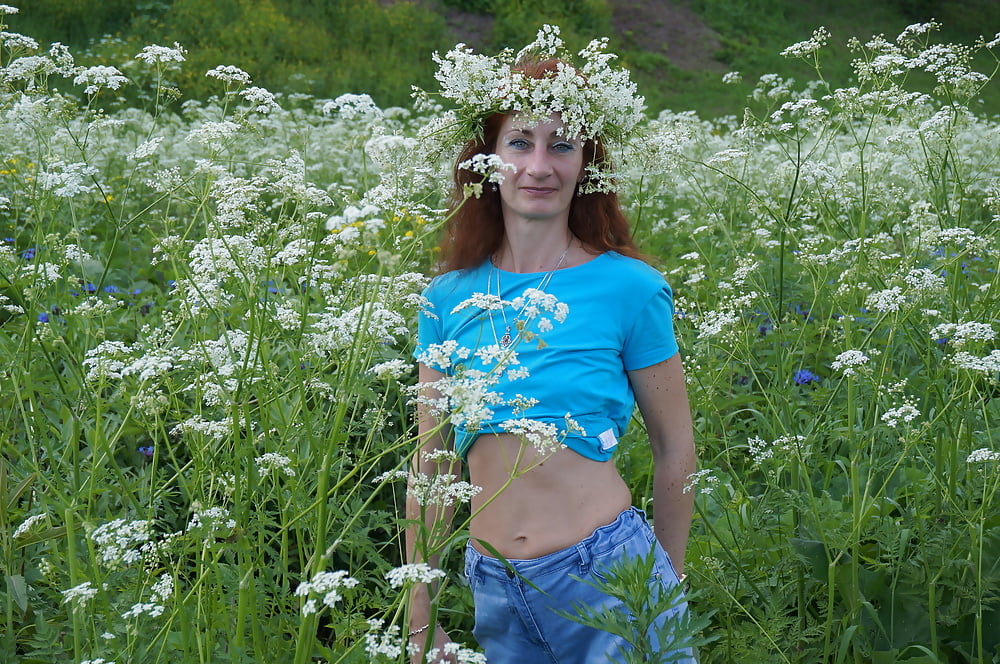 Mi esposa en flores blancas (cerca de Moscú)
 #106738558