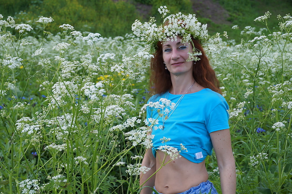 Mi esposa en flores blancas (cerca de Moscú)
 #106738560