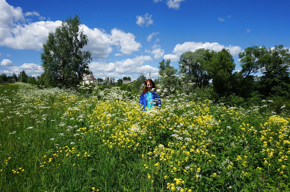 Mi esposa en flores blancas (cerca de Moscú)
 #106738562