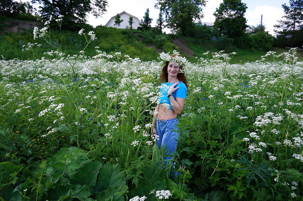 Mi esposa en flores blancas (cerca de Moscú)
 #106738564