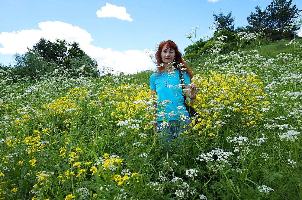 Ma femme en fleurs blanches (près de moscou)
 #106738569