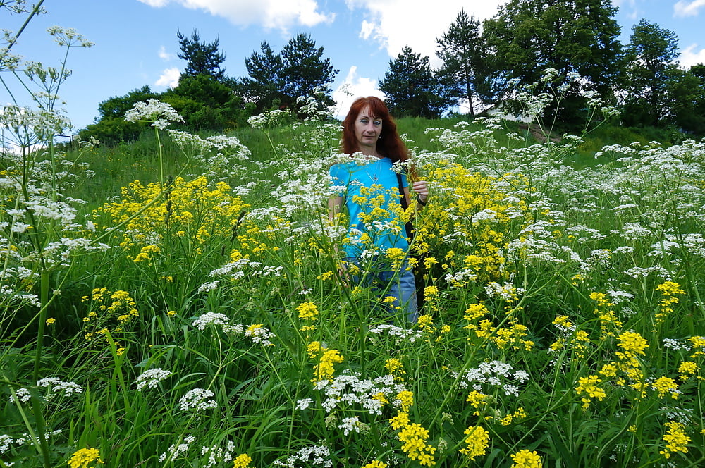 Ma femme en fleurs blanches (près de moscou)
 #106738570