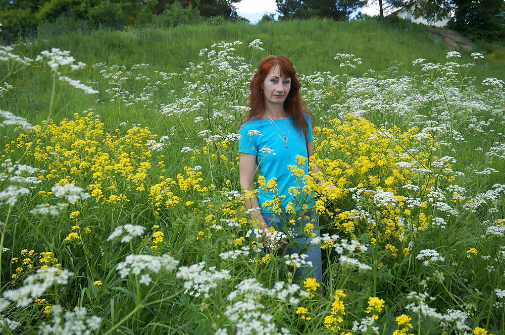 Mi esposa en flores blancas (cerca de Moscú)
 #106738572