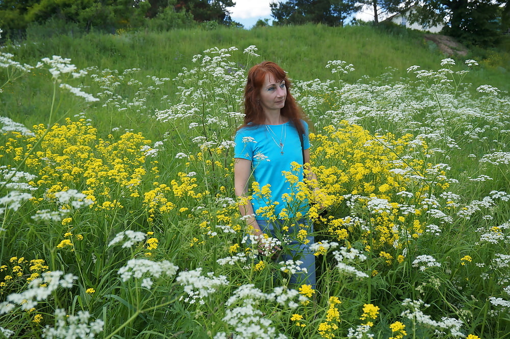 Mi esposa en flores blancas (cerca de Moscú)
 #106738573