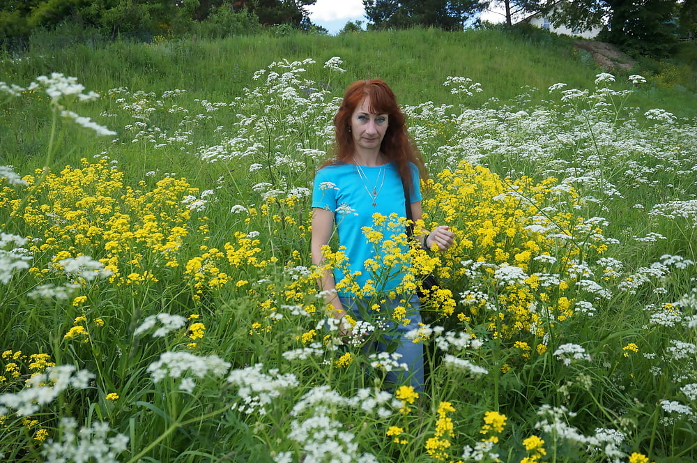 Mi esposa en flores blancas (cerca de Moscú)
 #106738574