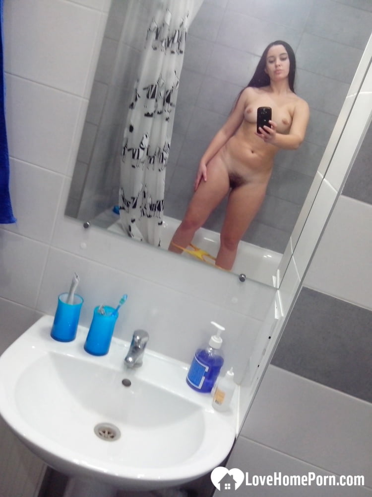 Mon ami a la salle de bain parfaite pour les nus
 #106586326