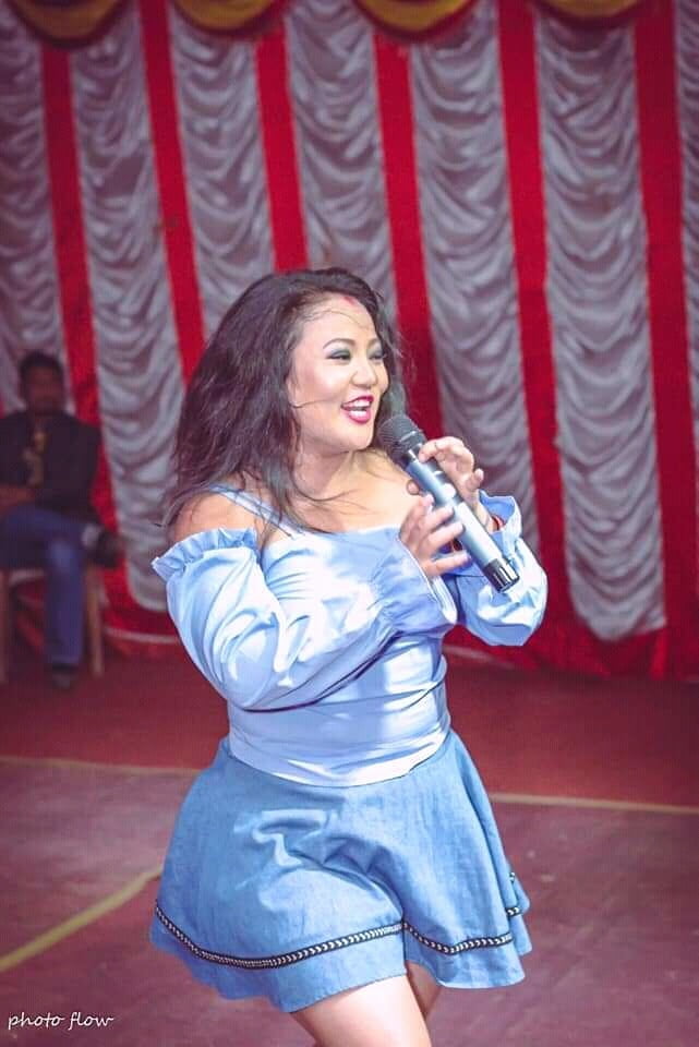 Nepali geile Sängerin heiße Pixs
 #98239118