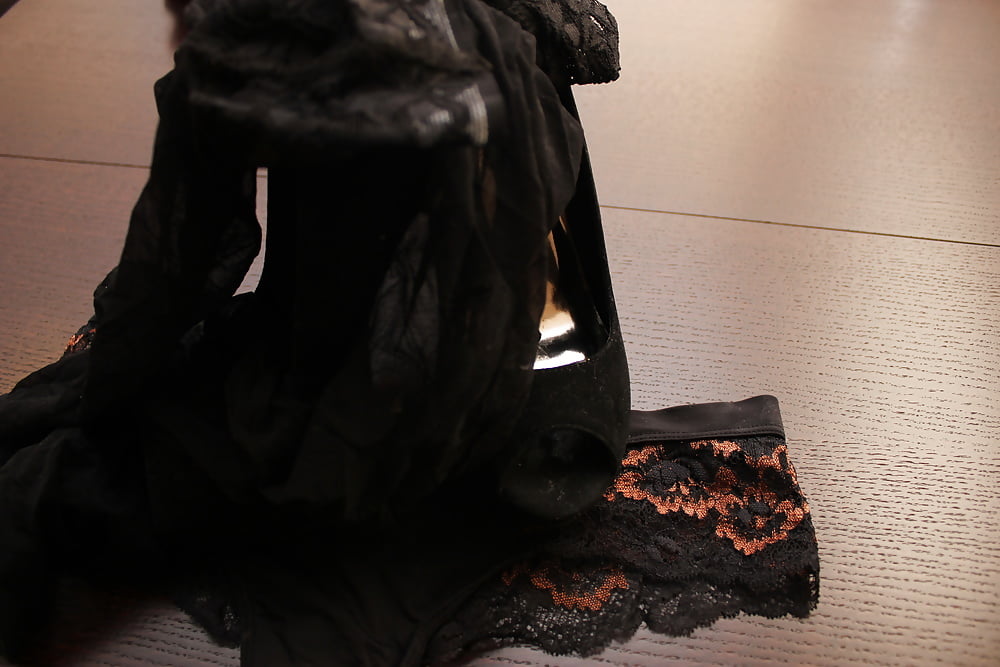 Tout en noir : talons, culotte, jarretelles, bas, robe, sperme
 #106720894